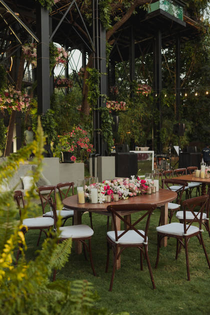 Tablescape and Floral detail — wedding decor — Casa Waters
